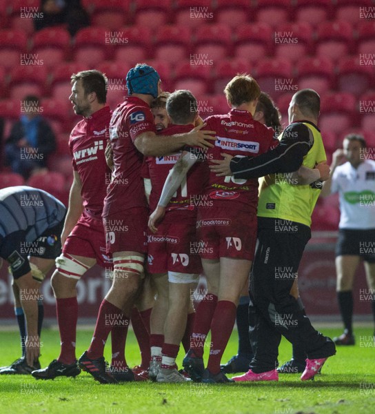 281017 - Scarlets v Cardiff Blues - Guinness PRO14 - Jonathan Evans celebrates his try with team mates