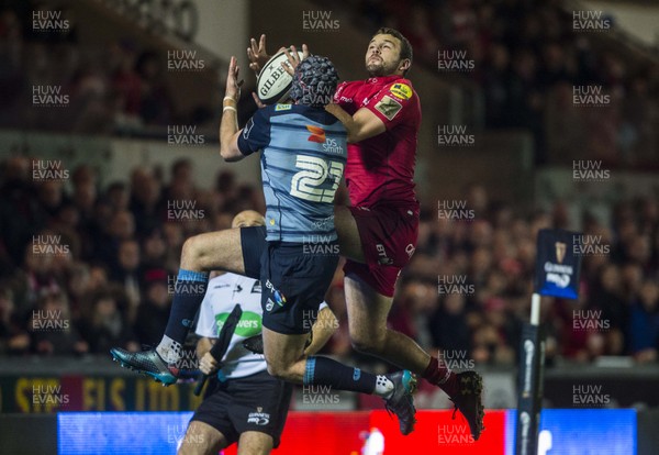 281017 - Scarlets v Cardiff Blues - Guinness PRO14 - Rhun Williams of Cardiff Blues challenges Paul Asquith of the scarlets on a high ball