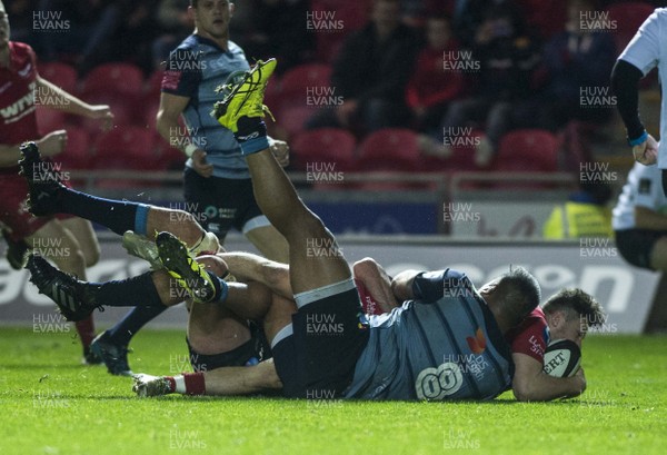 281017 - Scarlets v Cardiff Blues - Guinness PRO14 - Steff Evans of Scarlets bursts through Nick Williams of Cardiff Blues tackle to score a try