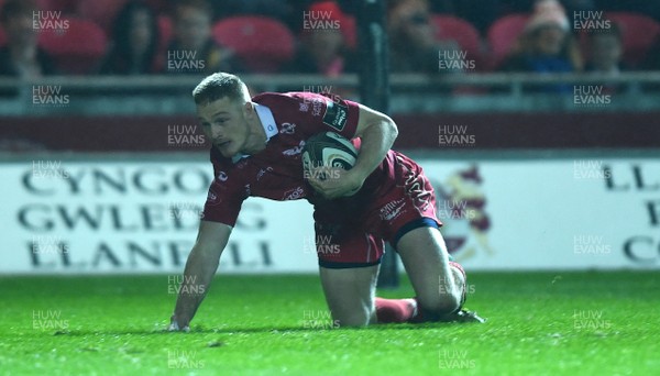 291218 - Scarlets v Cardiff Blues - Guinness PRO14 - Johnny McNicholl of Scarlets scores try