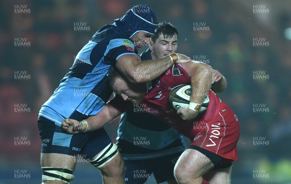 291218 - Scarlets v Cardiff Blues - Guinness PRO14 - Samson Lee of Scarlets is tackled by George Earle of Cardiff Blues