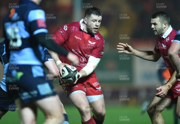 291218 - Scarlets v Cardiff Blues - Guinness PRO14 - Rob Evans of Scarlets looks for support