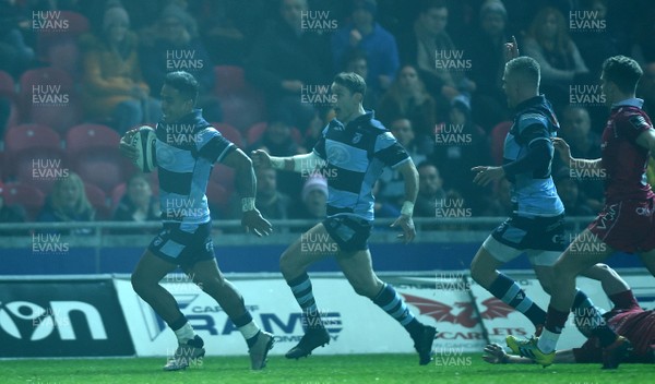 291218 - Scarlets v Cardiff Blues - Guinness PRO14 - Rey Lee-Lo of Cardiff Blues runs in to score try