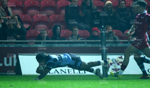 291218 - Scarlets v Cardiff Blues - Guinness PRO14 - Rey Lee-Lo of Cardiff Blues runs in to score try