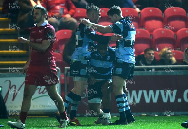291218 - Scarlets v Cardiff Blues - Guinness PRO14 - Rey Lee-Lo of Cardiff Blues celebrates scoring try with Gareth Anscombe and Blaine Scully