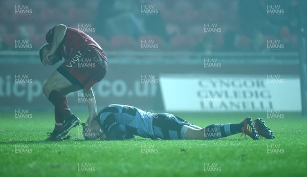 291218 - Scarlets v Cardiff Blues - Guinness PRO14 - Gareth Anscombe of Cardiff Blues runs in to score try