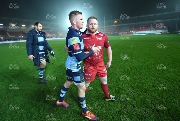 291218 - Scarlets v Cardiff Blues - Guinness PRO14 - Gareth Anscombe of Cardiff Blues and Samson Lee of Scarlets at the end of the game