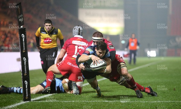 291218 - Scarlets v Cardiff Blues - Guinness PRO14 - Lloyd Williams of Cardiff Blues dives over to score a try