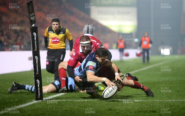 291218 - Scarlets v Cardiff Blues - Guinness PRO14 - Lloyd Williams of Cardiff Blues dives over to score a try