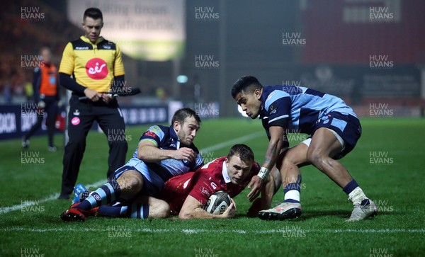 291218 - Scarlets v Cardiff Blues - Guinness PRO14 - Tom Prydie of Scarlets is tackled into touch by Garyn Smith  and Rey Lee-Lo of Cardiff Blues