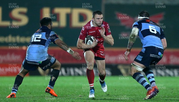 291218 - Scarlets v Cardiff Blues - Guinness PRO14 - Tom Prydie of Scarlets is tackled by Willis Halaholo and Josh Turnbull of Cardiff Blues