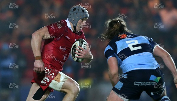 291218 - Scarlets v Cardiff Blues - Guinness PRO14 - Jonathan Davies of Scarlets races to go past Kristian Dacey of Cardiff Blues