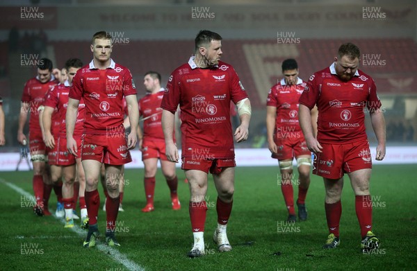 291218 - Scarlets v Cardiff Blues - Guinness PRO14 - Dejected Scarlets at full time 