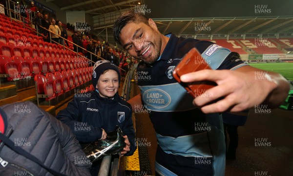 291218 - Scarlets v Cardiff Blues - Guinness PRO14 - Young Blues fan Ben, aged 10 has a selfie with Nick Williams after he gave him his playing boots from the match