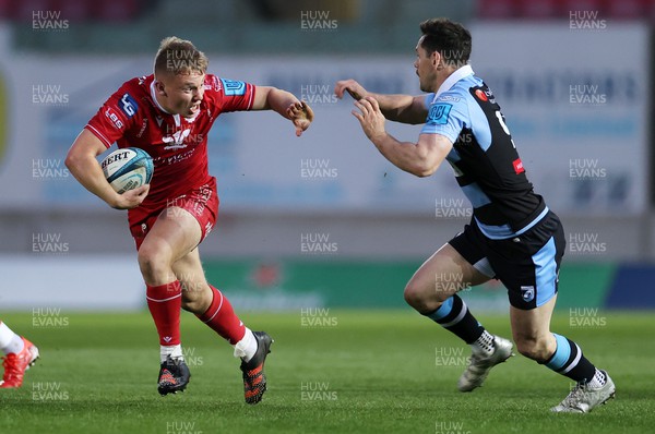 020422 - Scarlets v Cardiff Rugby - United Rugby Championship - Sam Costelow of Scarlets breaks away from Tomos Williams of Cardiff to score an amazing solo try