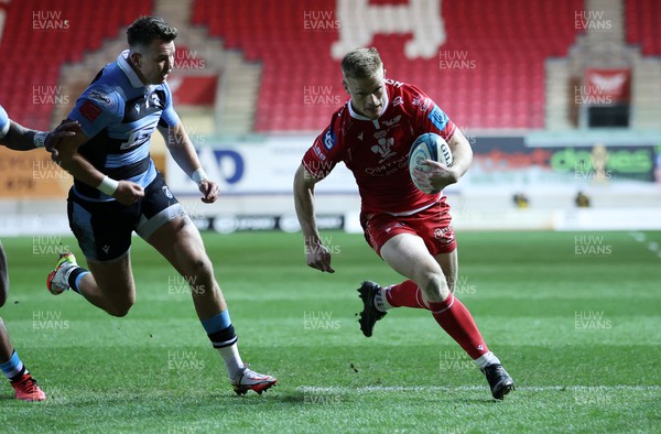 020422 - Scarlets v Cardiff Rugby - United Rugby Championship - Johnny McNicholl of Scarlets runs in to score a try