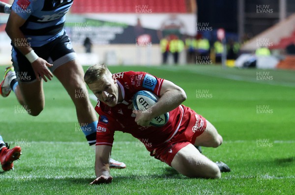 020422 - Scarlets v Cardiff Rugby - United Rugby Championship - Johnny McNicholl of Scarlets dives over the line to score a try