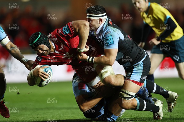 020422 - Scarlets v Cardiff Rugby - United Rugby Championship - Sione Kalamafoni of Scarlets can�t be stopped by Ellis Jenkins of Cardiff as he dives over the line to score a try