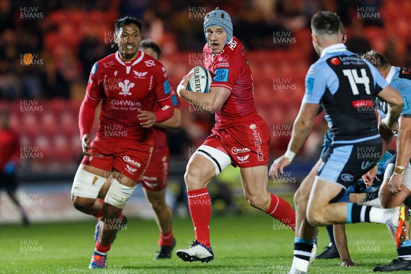 020422 - Scarlets v Cardiff Rugby - United Rugby Championship - Jonathan Davies of Scarlets on the attack