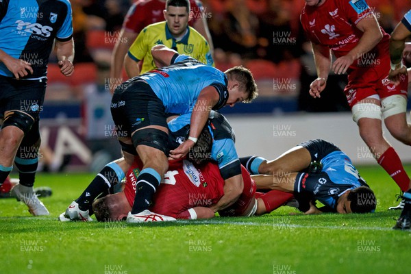 041123 - Scarlets v Cardiff Rugby - United Rugby Championship - Alex Craig of Scarlets scores a try