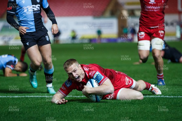 041123 - Scarlets v Cardiff Rugby - United Rugby Championship - Johnny McNicholl of Scarlets scores a try