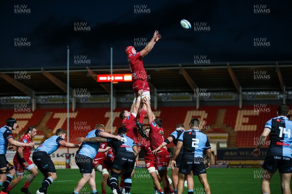 041123 - Scarlets v Cardiff Rugby - United Rugby Championship - Jac Price of Scarlets wins a lineout