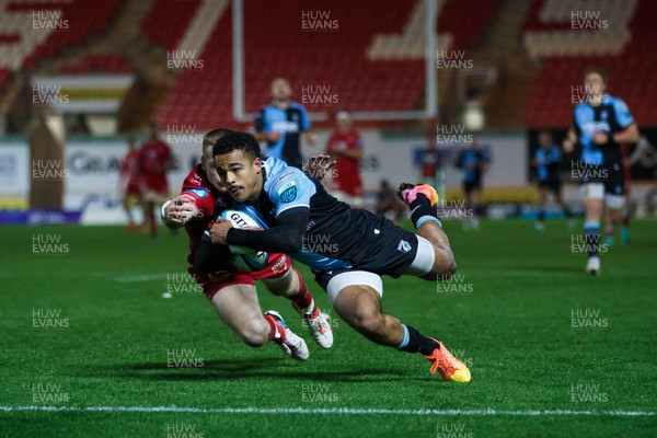 041123 - Scarlets v Cardiff Rugby - United Rugby Championship - Theo Cabango of Cardiff scores a try as he is tackled by Johnny McNicholl of Scarlets