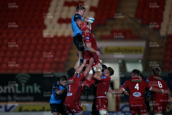 041123 - Scarlets v Cardiff Rugby - United Rugby Championship - Shane Lewis-Hughes of Cardiff beats Jac Price of Scarlets to the ball in a lineout