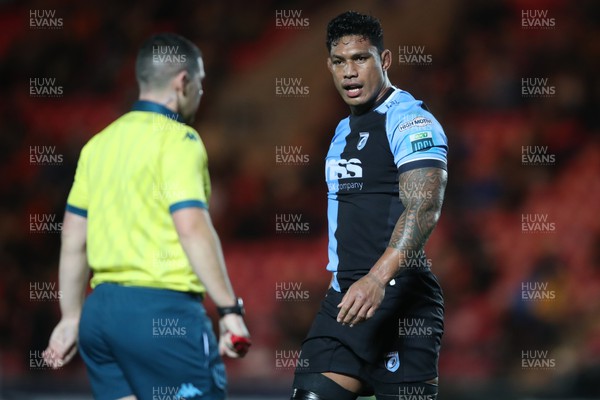 041123 - Scarlets v Cardiff Rugby - United Rugby Championship - Lopeti Timani of Cardiff speaks to Referee Adam Jones 