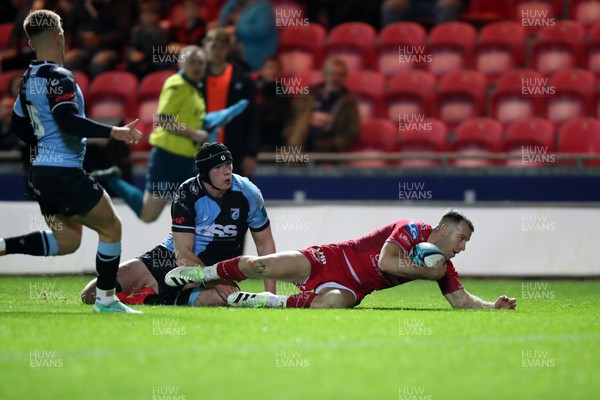 041123 - Scarlets v Cardiff Rugby - United Rugby Championship - Gareth Davies of Scarlets scores a try
