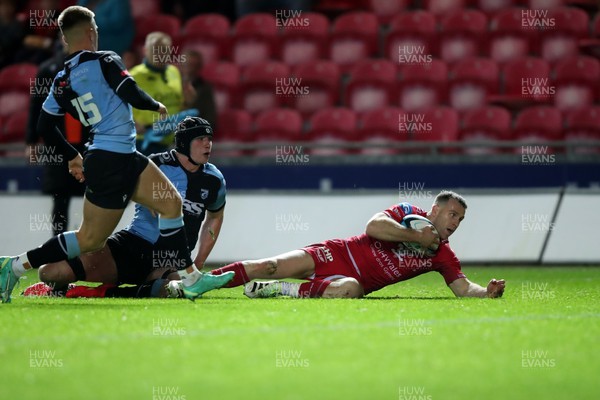 041123 - Scarlets v Cardiff Rugby - United Rugby Championship - Gareth Davies of Scarlets scores a try