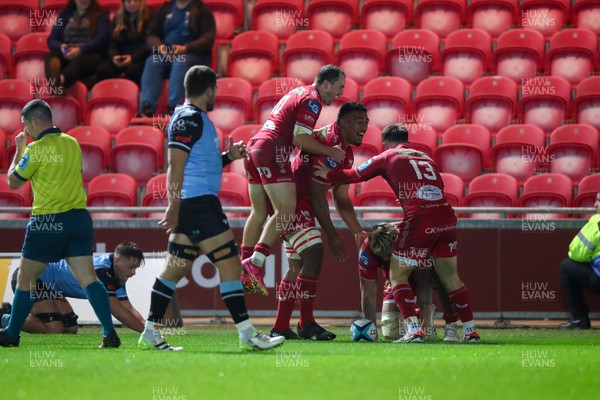 041123 - Scarlets v Cardiff Rugby - United Rugby Championship - Scarlets celebrate Vaea Fifitas try