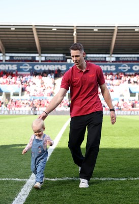 180426 - Scarlets v Cardiff Rugby - United Rugby Championship - Liam Williams on the field with his son before the game