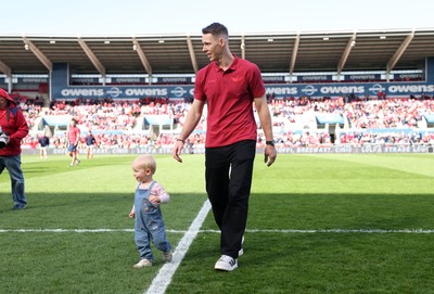180426 - Scarlets v Cardiff Rugby - United Rugby Championship - Liam Williams on the field with his son before the game
