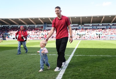 180426 - Scarlets v Cardiff Rugby - United Rugby Championship - Liam Williams on the field with his son before the game