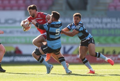 180426 - Scarlets v Cardiff Rugby - United Rugby Championship - Johnny Williams of Scarlets is tackled by George Nott of Cardiff 