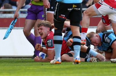 180426 - Scarlets v Cardiff Rugby - United Rugby Championship - Taine Plumtree of Scarlets scores a try