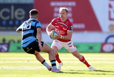 180426 - Scarlets v Cardiff Rugby - United Rugby Championship - Blair Murray of Scarlets is challenged by Callum Sheedy of Cardiff 