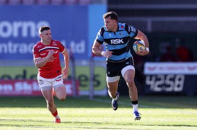 180426 - Scarlets v Cardiff Rugby - United Rugby Championship - Mason Grady of Cardiff makes a break