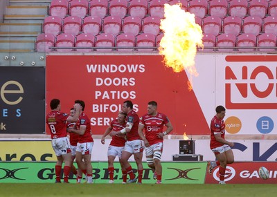 180426 - Scarlets v Cardiff Rugby - United Rugby Championship - Blair Murray of Scarlets celebrates scoring a try with team mates