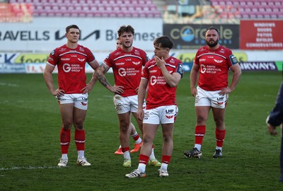 180426 - Scarlets v Cardiff Rugby - United Rugby Championship - Dejected Scarlets at full time
