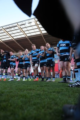 180426 - Scarlets v Cardiff Rugby - United Rugby Championship - Cardiff team huddle