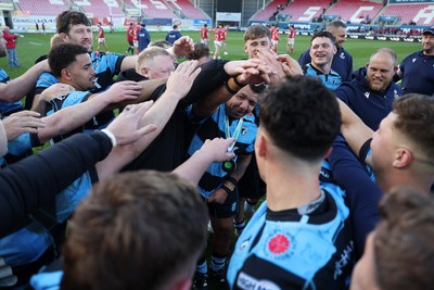 180426 - Scarlets v Cardiff Rugby - United Rugby Championship - Cardiff team huddle