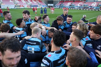 180426 - Scarlets v Cardiff Rugby - United Rugby Championship - Cardiff team huddle