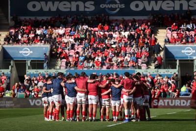 180426 - Scarlets v Cardiff Rugby - United Rugby Championship - Scarlets team huddle
