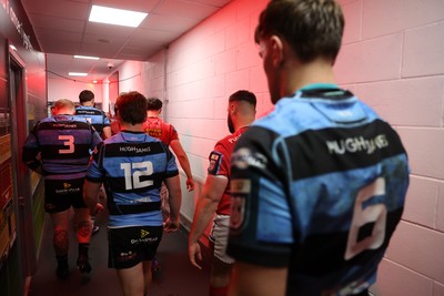 180426 - Scarlets v Cardiff Rugby - United Rugby Championship - Teams walk down the tunnel