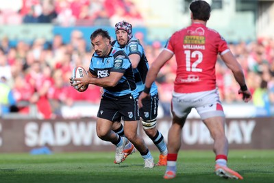 180426 - Scarlets v Cardiff Rugby - United Rugby Championship - Liam Belcher of Cardiff Rugby attacks Johnny Williams of Scarlets