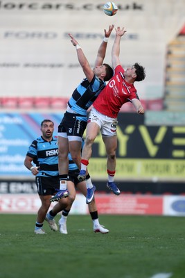 180426 - Scarlets v Cardiff Rugby - United Rugby Championship - Tom Rogers of Scarlets and Mason Grady of Cardiff Rugby challenge for a high ball