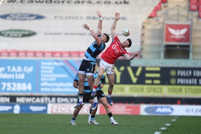 180426 - Scarlets v Cardiff Rugby - United Rugby Championship - Tom Rogers of Scarlets and Mason Grady of Cardiff Rugby challenge for a high ball