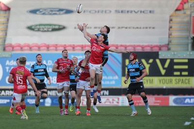 180426 - Scarlets v Cardiff Rugby - United Rugby Championship - Tom Rogers of Scarlets and Mason Grady of Cardiff Rugby challenge for a high ball